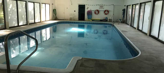 Cozy Tiny Home with Private Pool during warm months in Cedar Point