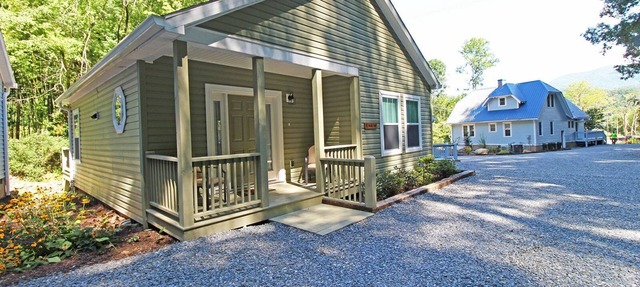 Cuddle Cove Modern, Creekside Home right by the Heart of Bryson City in Bryson City