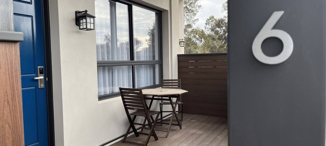 Deluxe King Suite - Self contained suite with 1 King bed and single sofa bed in Woodside