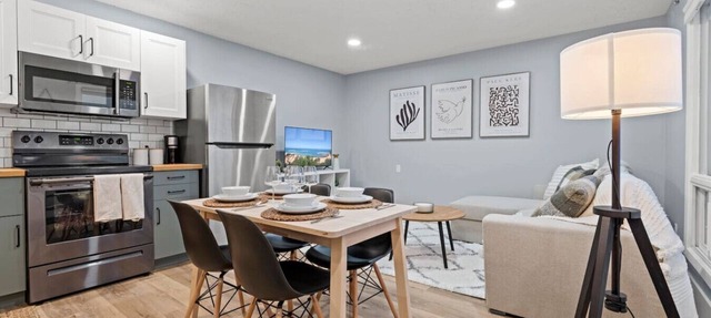 Elegant Boho Retreat ~8 mins to WEM -PATIO -AC in Edmonton