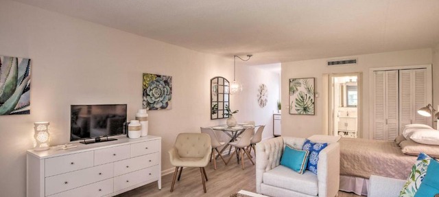 Evolve Dtwn Studio Steps to Naples Pier and Beach! in Naples