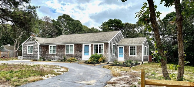 Experience Cape Cod Beaches: Charming 4-bedroom just a 10min stroll to the beach in Eastham