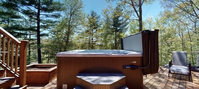 Fall River Oasis Suite with 6 Person Hot Tub in Fall River