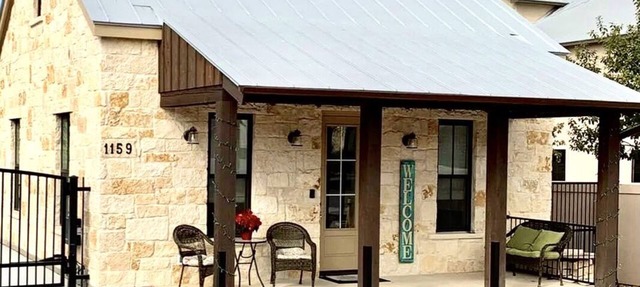 Gorgeous 2 bedroom Casita on the Guadalupe River walking distance from Gruene. in New Braunfels