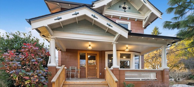 Gorgeous private home! Central Air 4 beds, hot tub, patio, designer furnishings in Portland