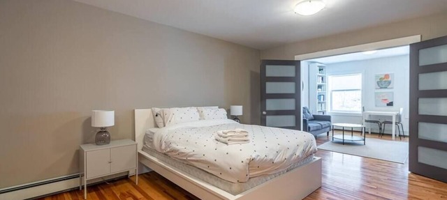 Gorgeous & Sunny Executive Suite, AC in Bedford