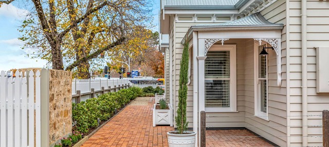 Grandview Accommodation - The Elm Tree Apartments in Mount Barker