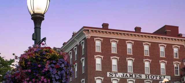 Historic Red Wing Lux Hotel, Whirlpool Room -Close to Dining-Museums-Art & More! in Red Wing