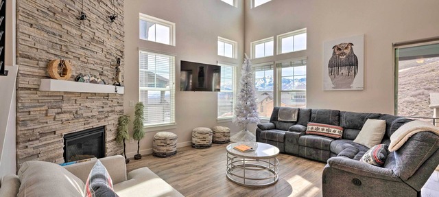 Inviting Hideout Townhome w/Balcony & Lake Views! in Hideout
