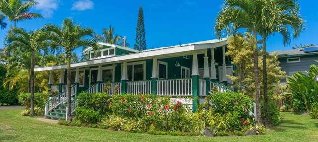 JUST A 5 MINUTE WALK TO THE BEACH OR HANALEI TOWN! in Hanalei