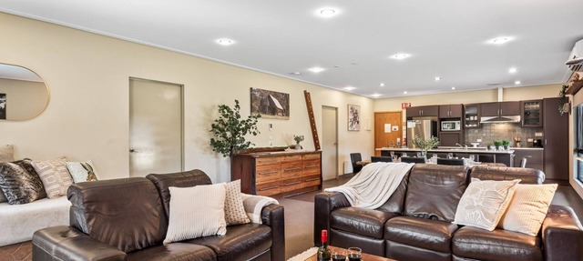 Kickenback Chalet - 2BR Chalet l Gym l Indoor Pool l Tennis Court l WiFi l Air-Con in Crackenback