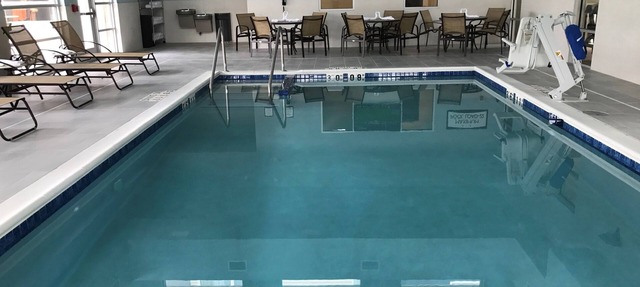 King Suite. Free Breakfast. Pool with a Slide. Close to Olbrich Botanical Gardens! in Fitchburg