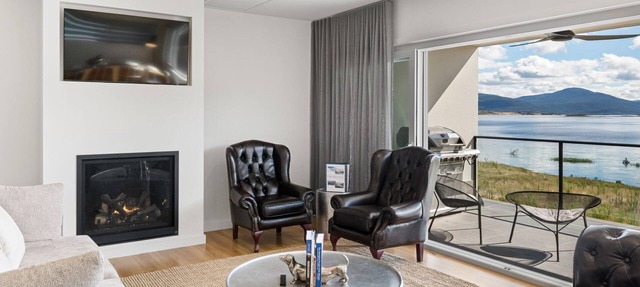 Lake Villavista - 4BR Luxury Townhouse l Pet Friendly l Lake Views l WiFi l BBQ in East Jindabyne