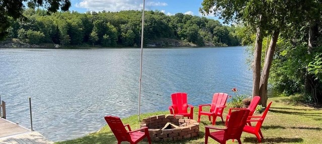 Lakefront cottage in Mallorytown