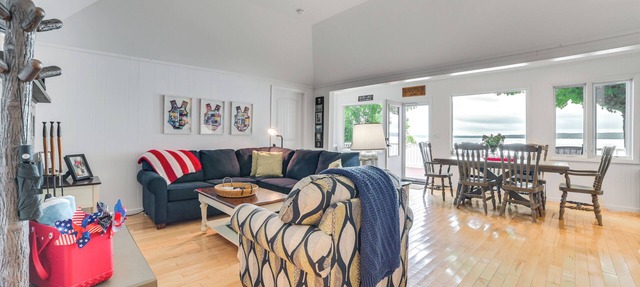 Lakefront Escape on Beautiful Burt Lake! in Alanson