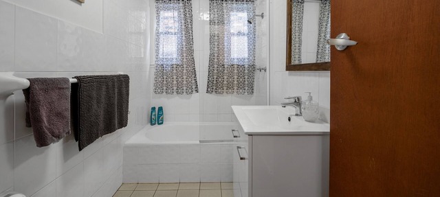 Large family friendly home close to Jervis Bay, Huskisson and great beaches in Basin View