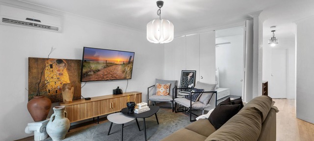 Leafy central stylish apartment in great location. in South Perth