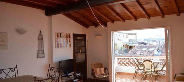 Located in old Antibes, 2 steps from shops, sleeps 2 to 3 in Antibes