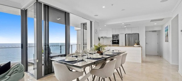 Luxe 3 Bd Beachfront Broadbeach, Pool,Gym,Sauna in Broadbeach