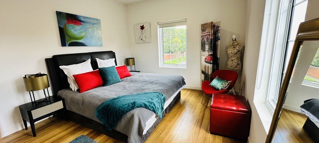 Luxury & Grandeur | Balcony Views| Prime Location, Parking, 15 mins to CBD! in Hawthorn