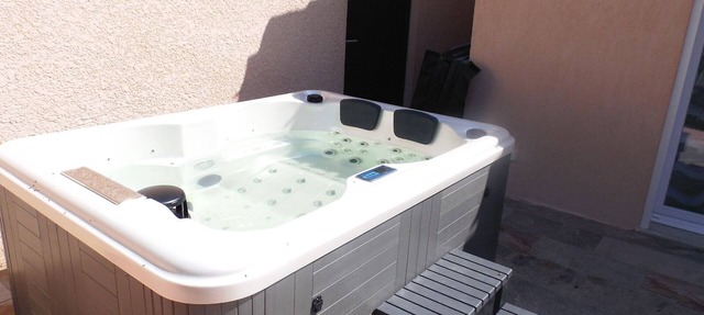 Maison Rénové Avec Terrasses , un Spa, Entouré de Champs et à 15mn de Marseille in Saint-Victoret