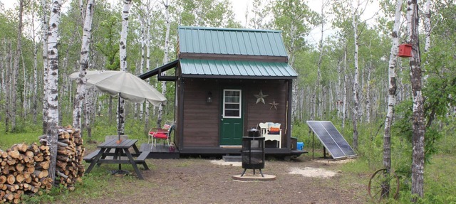 Micro-cabin nestled in secluded forest in Gimli