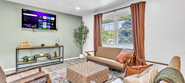 Modern Spacious 4BR Home Near Chicago Sleeps 10 Family & Pets Friendly in Westmont
