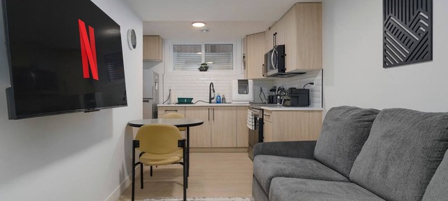 Modern Suite 2 by Royal Alex Hospital, LRT, Rogers| Free WiFi, Parking & Netflix in Edmonton