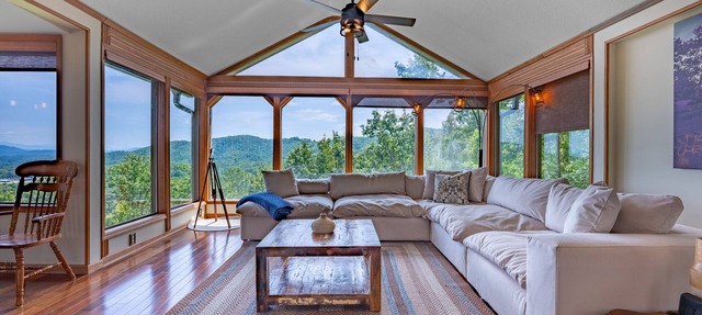 Mountain View/Jacuzzi/Fire pit/Close to Downtown. Pet Friendly! in Murphy