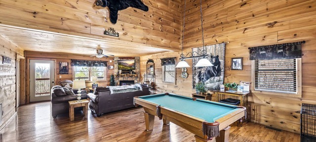Mountain Views & FREE Attraction Tickets in Gatlinburg