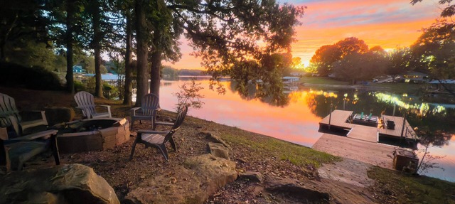 New Listing! Lakefront Cabin | Lake Norman | Sleeps 10 | Large Deck | Kayaks! in Sherrills Ford