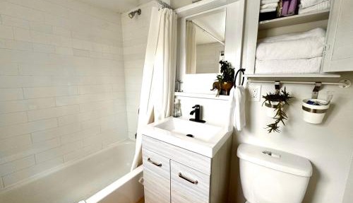 NookSide Nest 1 bedroom Upstairs suite King, Kitchenette, Parking in Carleton Place