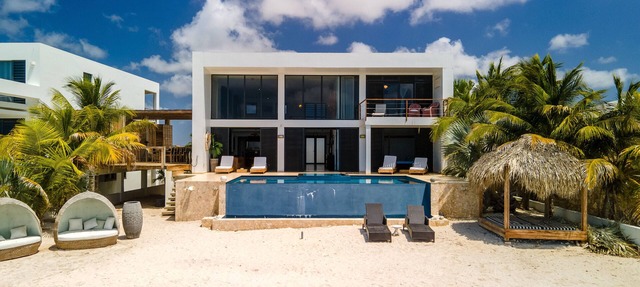 Oceanfront Villas, Private Beach, Infinity Pool, Jacuzzi, Wifi in Kralendijk