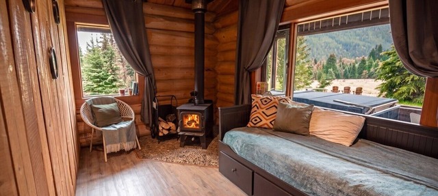 Off-Grid Wilderness Cabin with Mountain Views, Hot Tub, Sauna & Canoes in Provincial Park