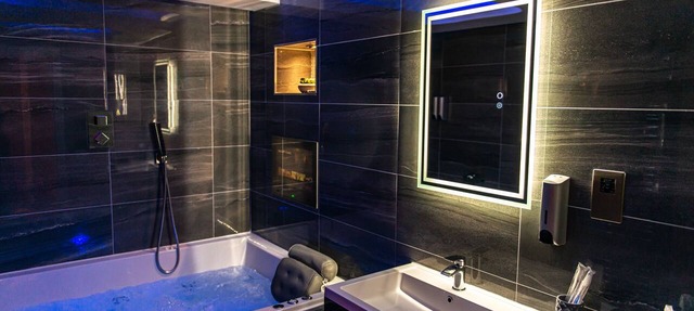 Optimal Apartments - Designer Jet Hot Tub Suite in Bradford