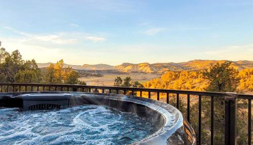 Overlook Cabin. Romantic Views Fire Pit/Hot Tub & Zion Adventure in Orderville