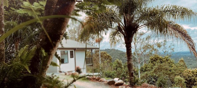 Peaceful Hilltop Cabin with Outdoor Bathtub and Wildlife Views Near Springbrook, Mudgeeraba, Queensland in Mudgeeraba