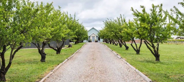 Pethick House: Estate amongst the vineyards in McLaren Vale