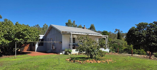 Private Perth Hills Cottage | Nature Retreat with Kangaroos in Kelmscott