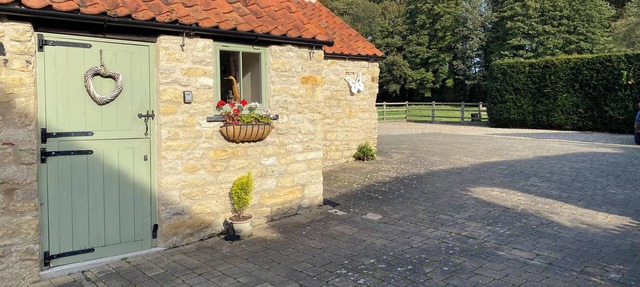 PUDDLEDUCK COTTAGE, family friendly in Thornton-Le-Dale in Pickering