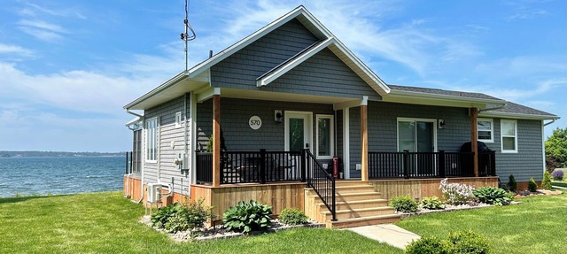 Quiet Waterfront Cottage Close To Charlottetown in Cornwall