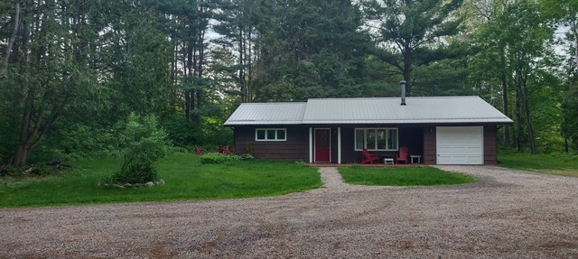 River front 4 season cottage with 2.5 acre serenity with mature trees around in Callander