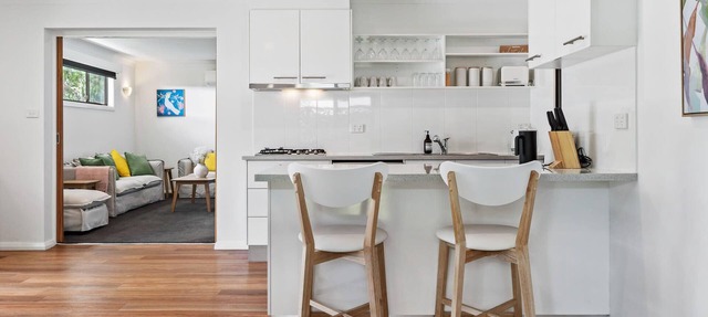 Robinia Guest House - Warmth & Minimalism in Orange