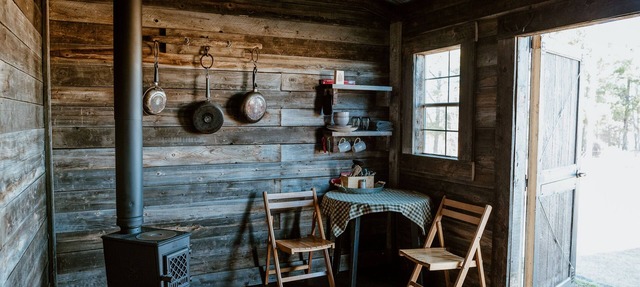 Romantic and Cozy, OFF GRID Tiny Cabin for 2 (or 1), with wood burning stove in Tomahawk