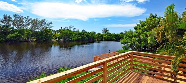 Romantic Lakefront Two bedroom unit W/access to Heated Pool and More in Siesta Key