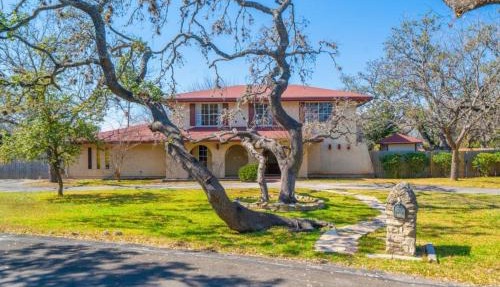 Room in Shared Mansion home Near Methodist Hospital in San Antonio
