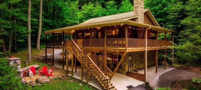 Secluded/Outdoor Oasis/4 Bedrooms/2 Kitchens/Creekside/Hot Tub!/GSMNP in Sevierville