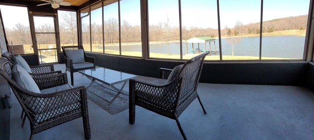 Shawnee National Forest Romantic Lake Cabin with Hot Tub, near Wine Trail in Buncombe