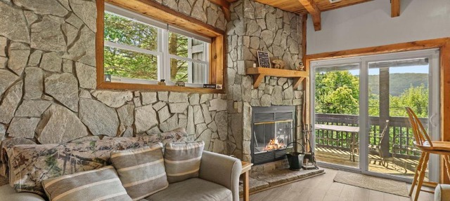 Ski Lodge with Views 3BR Sleeps 8 Close to Slopes in Beech Mountain