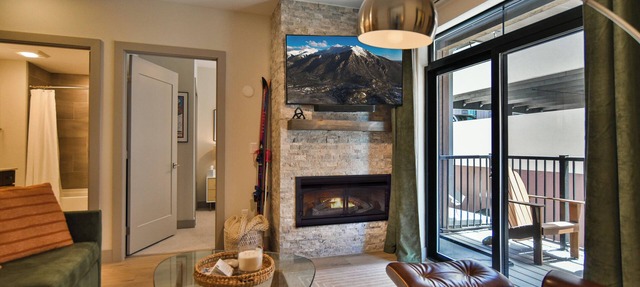 Skywalk Flats Amphitheater Retreat: Downtown, Rooftop Hot Tubs in Silverthorne